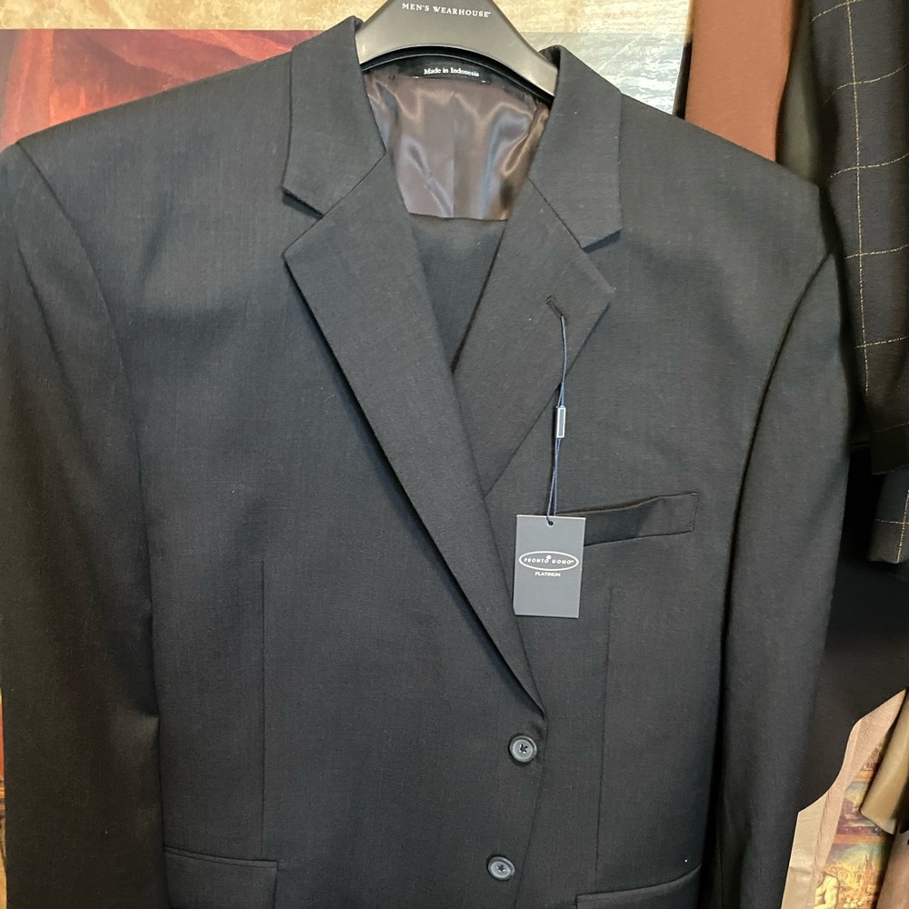 This is a man’s beautiful suit from the movie industry never use never altered